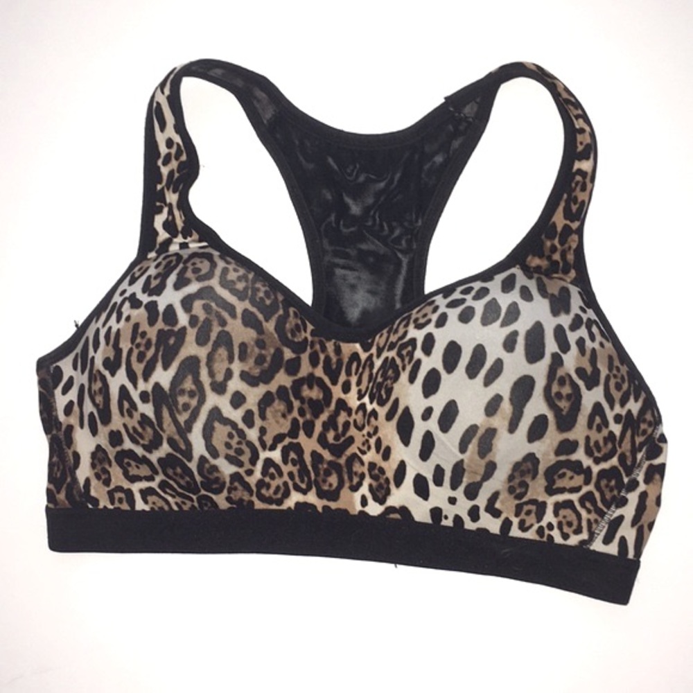 • Sports bra •